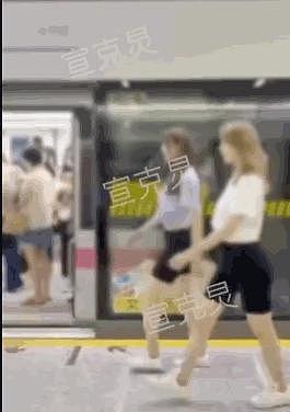 上海地铁两名女子秀“一字马”，结果被请进局里喝茶…（组图） - 1