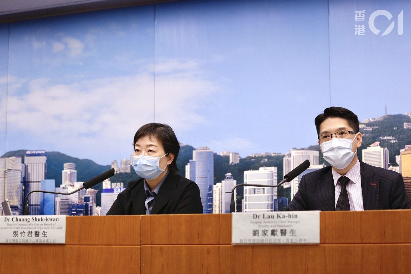 现时香港疫情防控形势仍然严峻。（HK01)