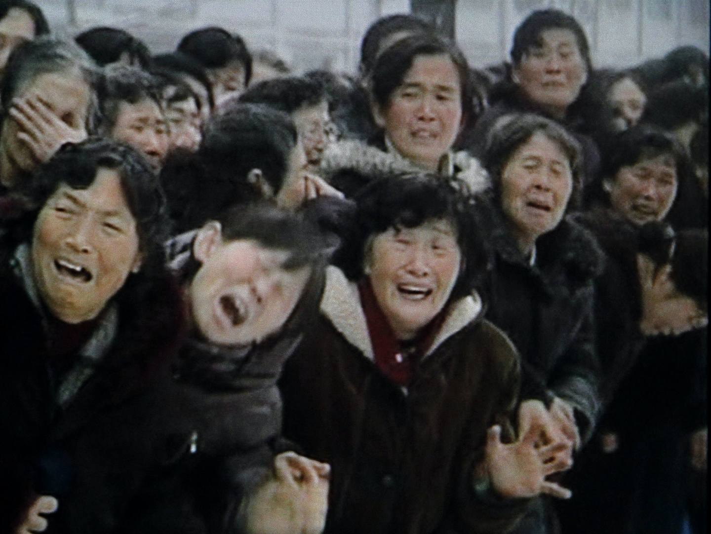 2011年金正日逝世：在2011年12月28日朝鲜举行的金正日遗体告别仪式上，民众嚎哭（AP /KRT via APTN）