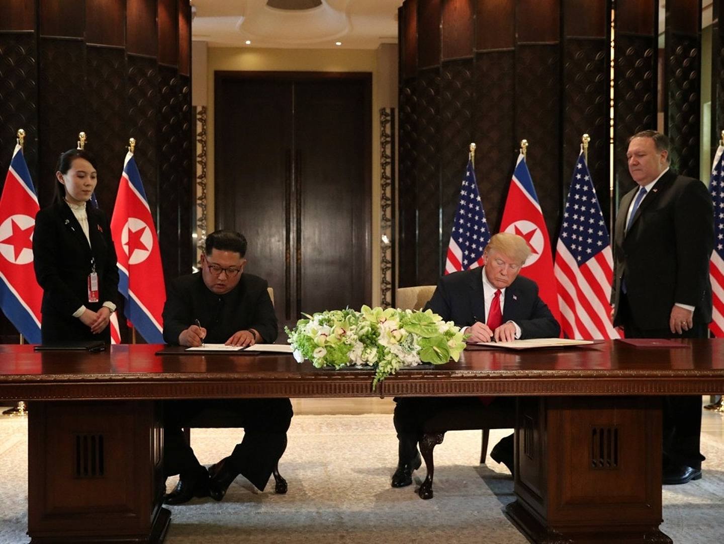 金與正是朝鮮領導人金正恩妹妹，也是朝鮮政壇重要人物。圖為2018年6月12日，金與正（左一）參加美朝首腦文件簽署儀式。（Reuters）