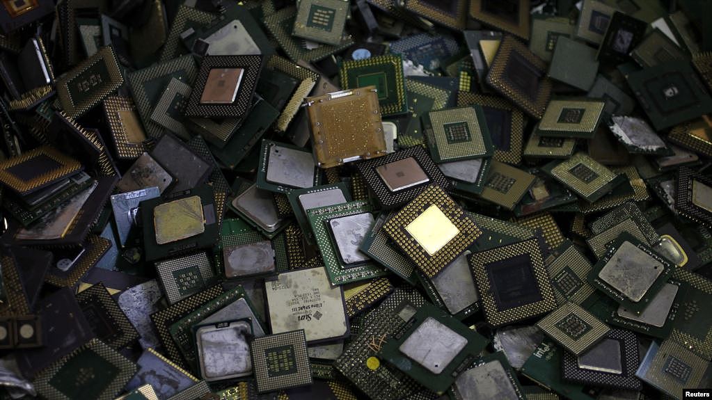 东京Re-Tem公司的回收设施内待回收的电脑主板芯片。五角大楼提议将中国最大芯片制造商中芯国际列入制裁名单。美国公司需要获得许可证，才能向实体清单中的中国公司出售产品