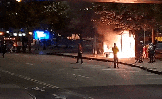 炸了！黑人套头死引爆纽约州暴力冲突，尖叫四起，车站被烧，右翼开车撞人，左派冲击餐馆（视频/组图） - 5