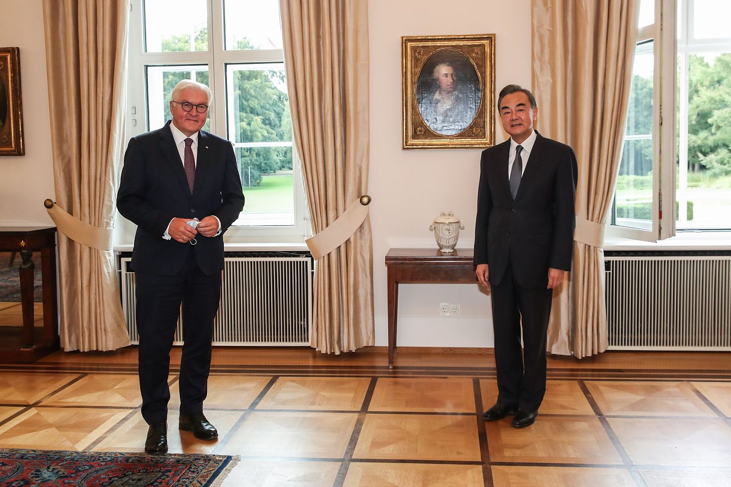 9月1日，德国总统施泰因迈尔（Frank-Walter Steinmeier，左）在柏林总统府会见正在访德的王毅。 （新华社）