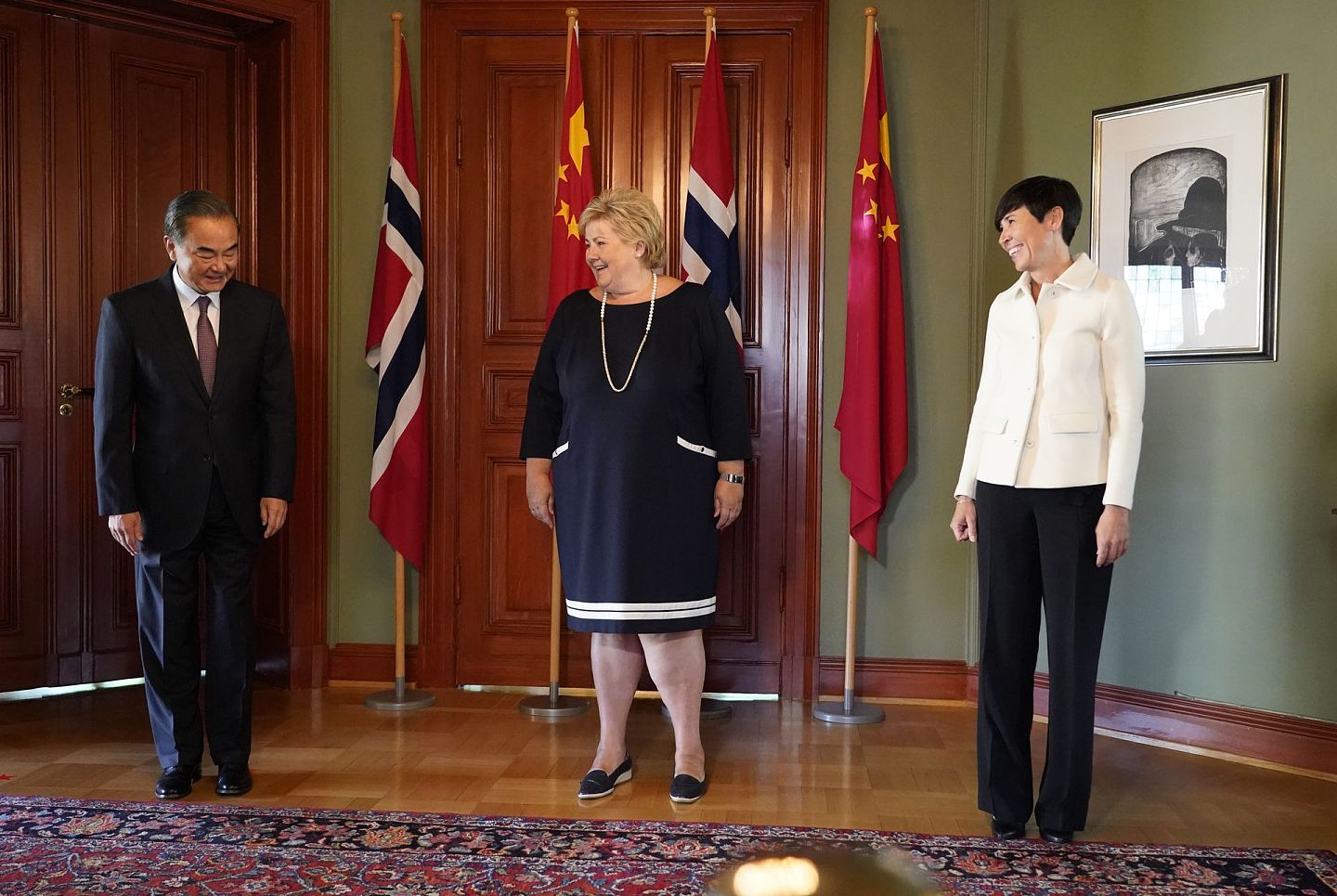 8月27日，挪威总理埃尔娜·索尔贝格（Erna Solberg）和挪威外交大臣瑟雷德（Ine Soreide）对王毅表示欢迎。 （AP）