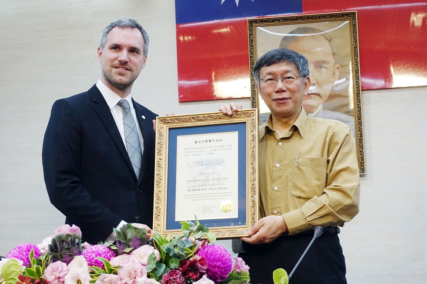 贺瑞普（Zdenek Hrib）自称“台湾迷”，出任捷克首都布拉格市长后解除与中国首都北京市友好城市关系。图为2019年3月28日，台北市长柯文哲（右）向贺瑞普颁发“荣誉市民状”。（中央社）