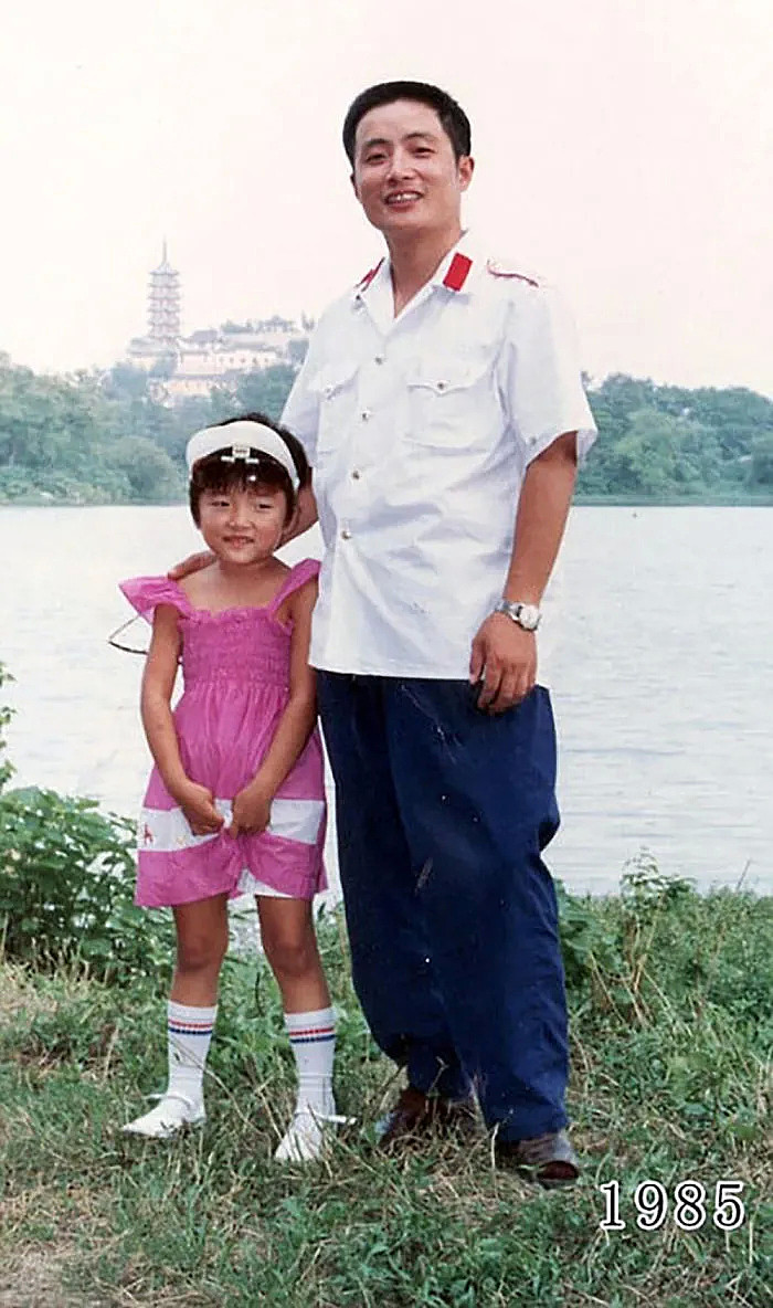 每年在同个地方，中国爸爸和女儿坚持合照40年！外国网友看哭：最爱我的人就这样老了…（组图） - 10