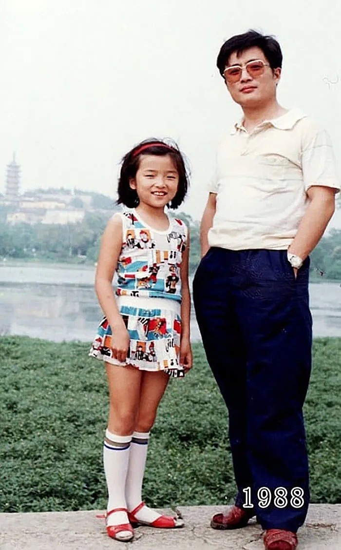 每年在同个地方，中国爸爸和女儿坚持合照40年！外国网友看哭：最爱我的人就这样老了…（组图） - 13