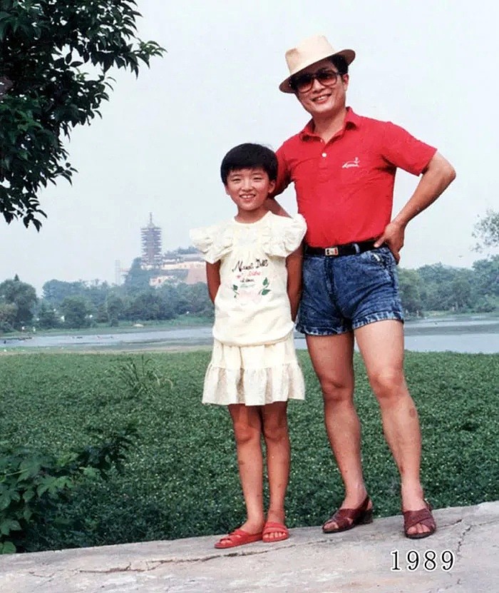 每年在同个地方，中国爸爸和女儿坚持合照40年！外国网友看哭：最爱我的人就这样老了…（组图） - 14