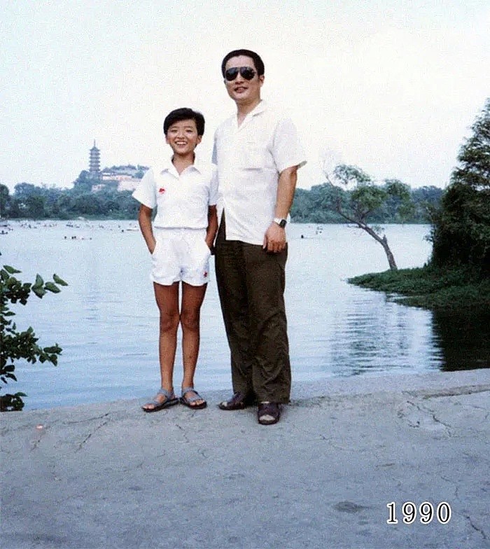 每年在同个地方，中国爸爸和女儿坚持合照40年！外国网友看哭：最爱我的人就这样老了…（组图） - 15
