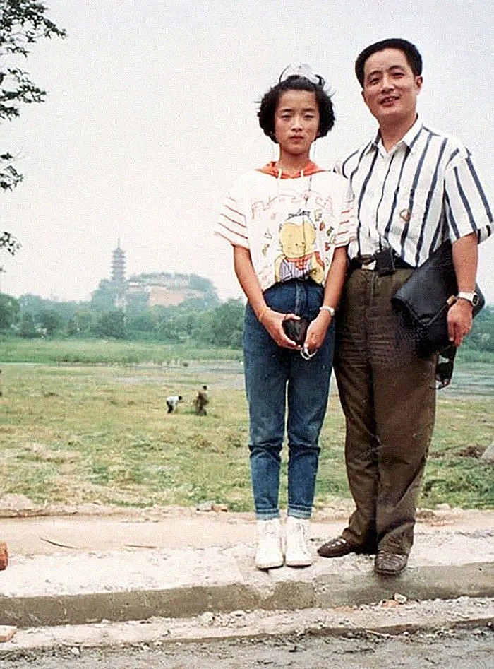 每年在同个地方，中国爸爸和女儿坚持合照40年！外国网友看哭：最爱我的人就这样老了…（组图） - 17