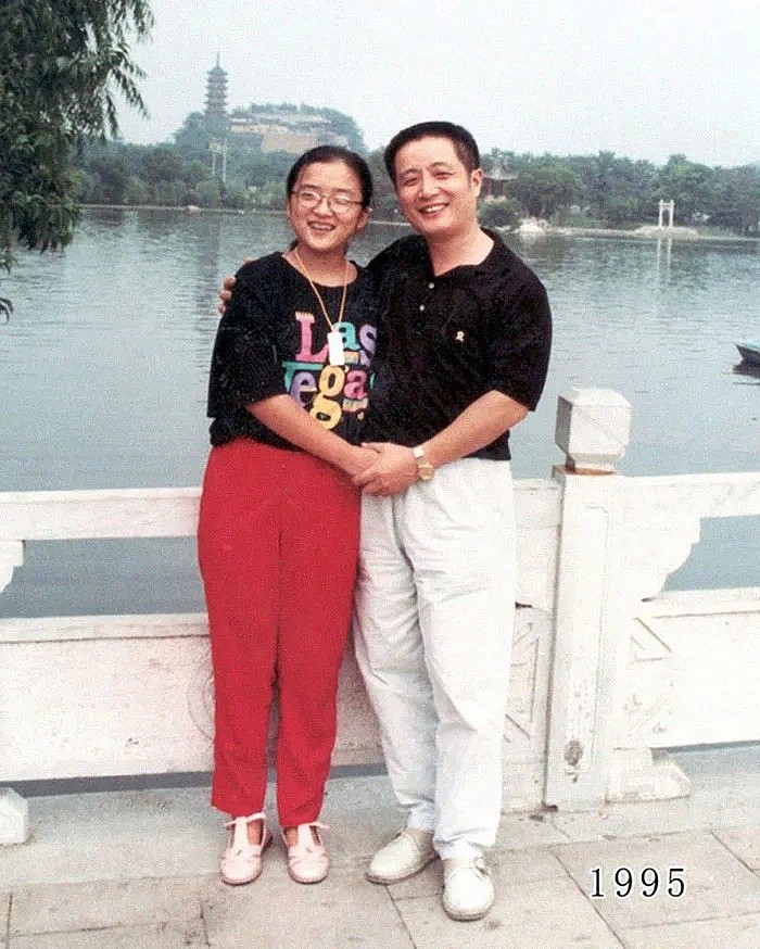 每年在同个地方，中国爸爸和女儿坚持合照40年！外国网友看哭：最爱我的人就这样老了…（组图） - 20