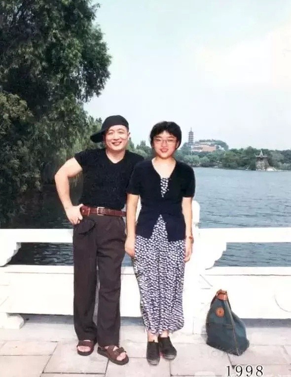 每年在同个地方，中国爸爸和女儿坚持合照40年！外国网友看哭：最爱我的人就这样老了…（组图） - 22