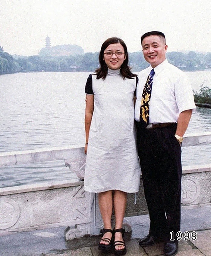 每年在同个地方，中国爸爸和女儿坚持合照40年！外国网友看哭：最爱我的人就这样老了…（组图） - 23