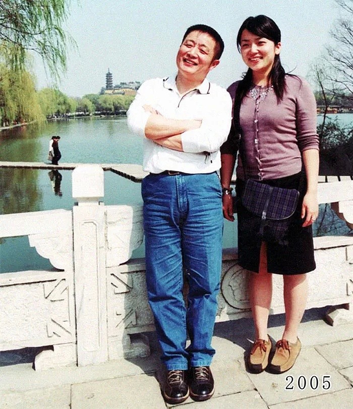 每年在同个地方，中国爸爸和女儿坚持合照40年！外国网友看哭：最爱我的人就这样老了…（组图） - 27