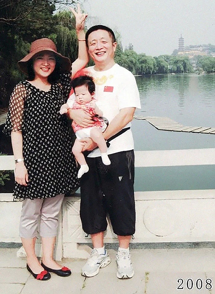 每年在同个地方，中国爸爸和女儿坚持合照40年！外国网友看哭：最爱我的人就这样老了…（组图） - 29