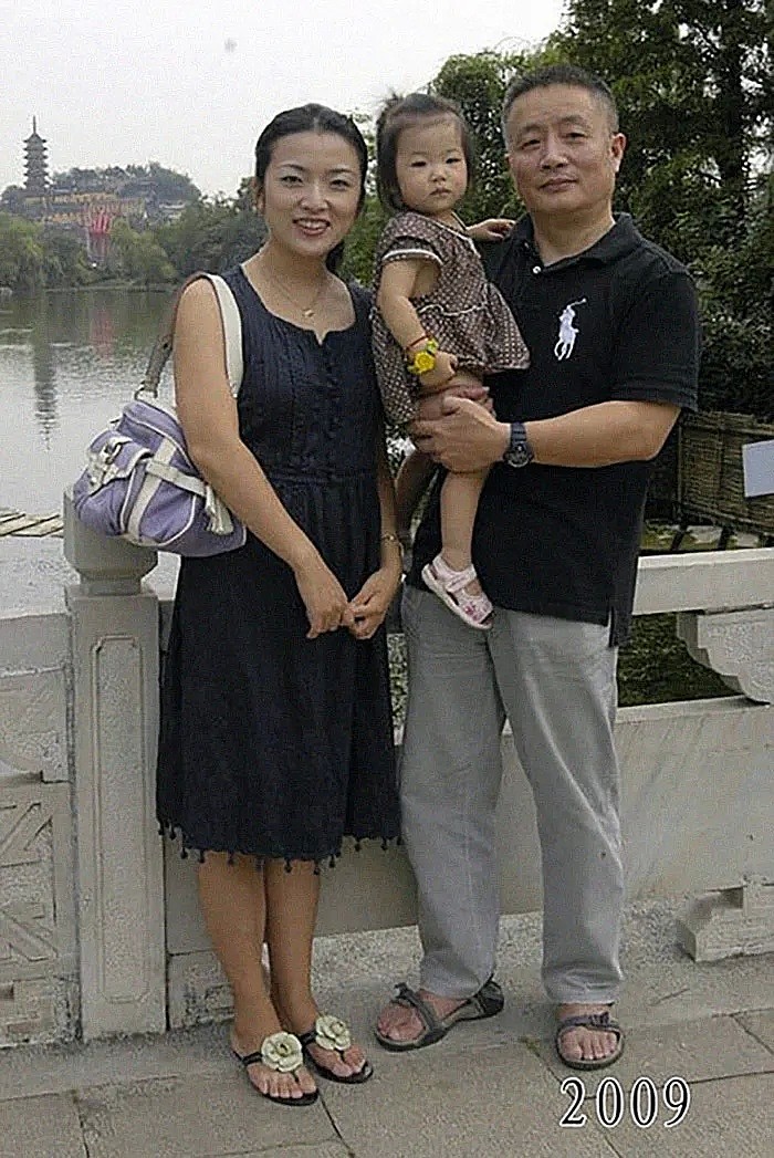 每年在同个地方，中国爸爸和女儿坚持合照40年！外国网友看哭：最爱我的人就这样老了…（组图） - 30