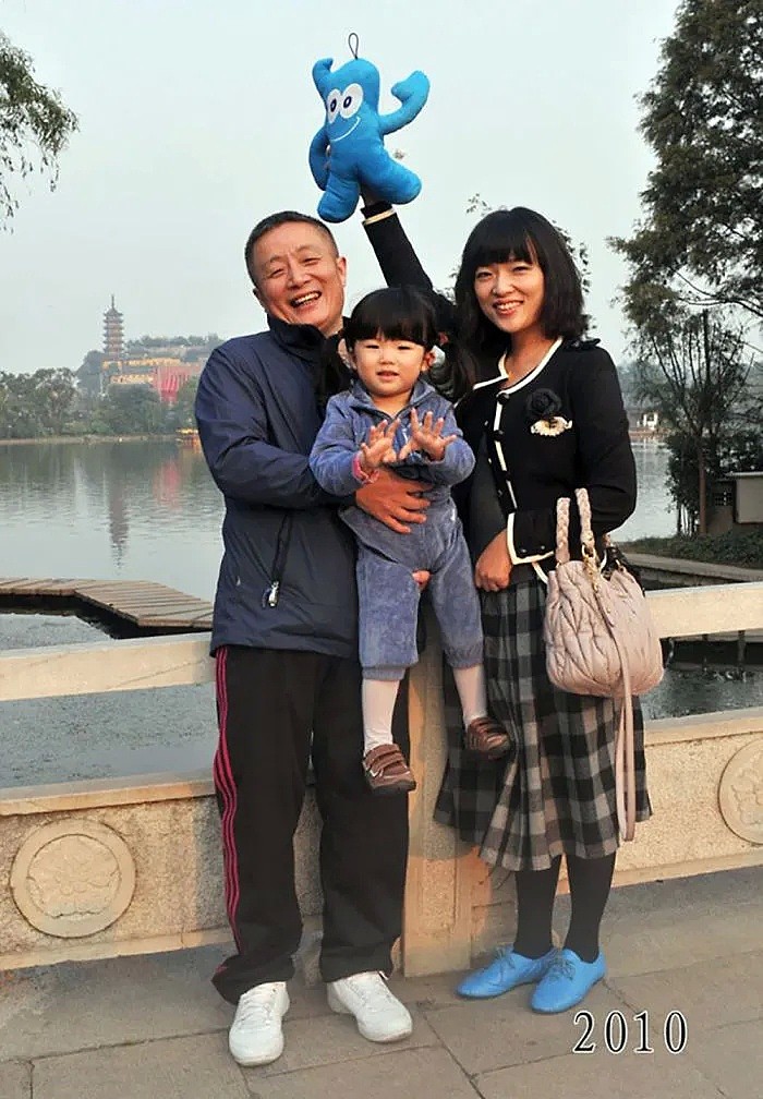 每年在同个地方，中国爸爸和女儿坚持合照40年！外国网友看哭：最爱我的人就这样老了…（组图） - 31