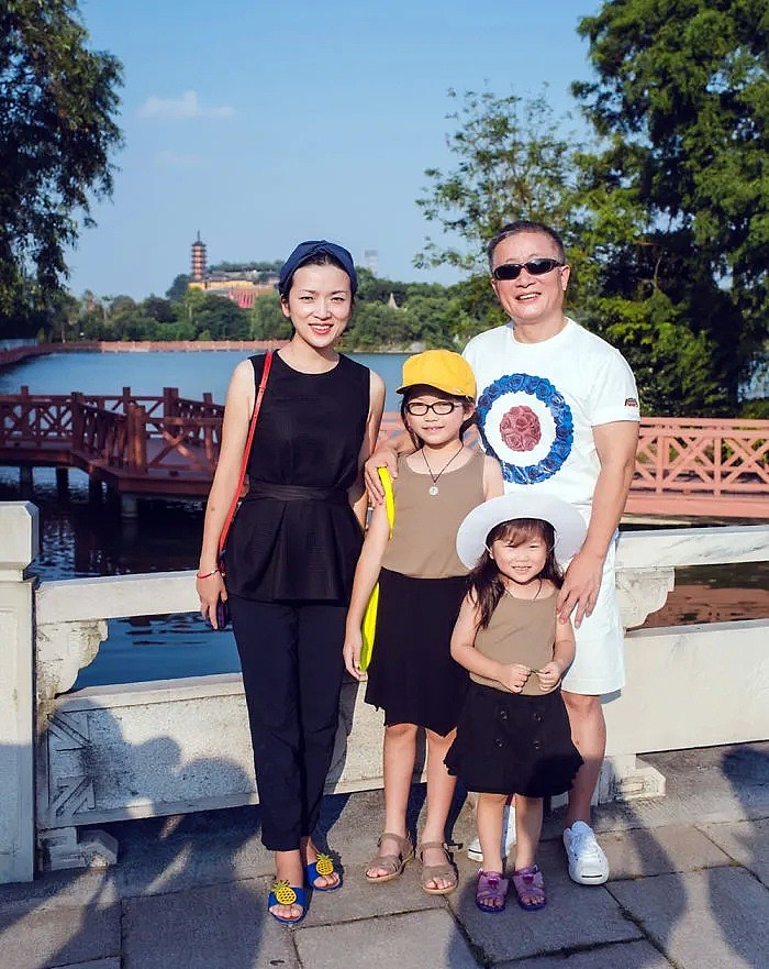 每年在同个地方，中国爸爸和女儿坚持合照40年！外国网友看哭：最爱我的人就这样老了…（组图） - 35