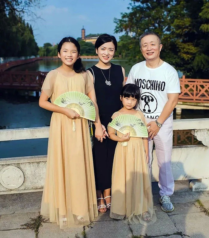 每年在同个地方，中国爸爸和女儿坚持合照40年！外国网友看哭：最爱我的人就这样老了…（组图） - 37