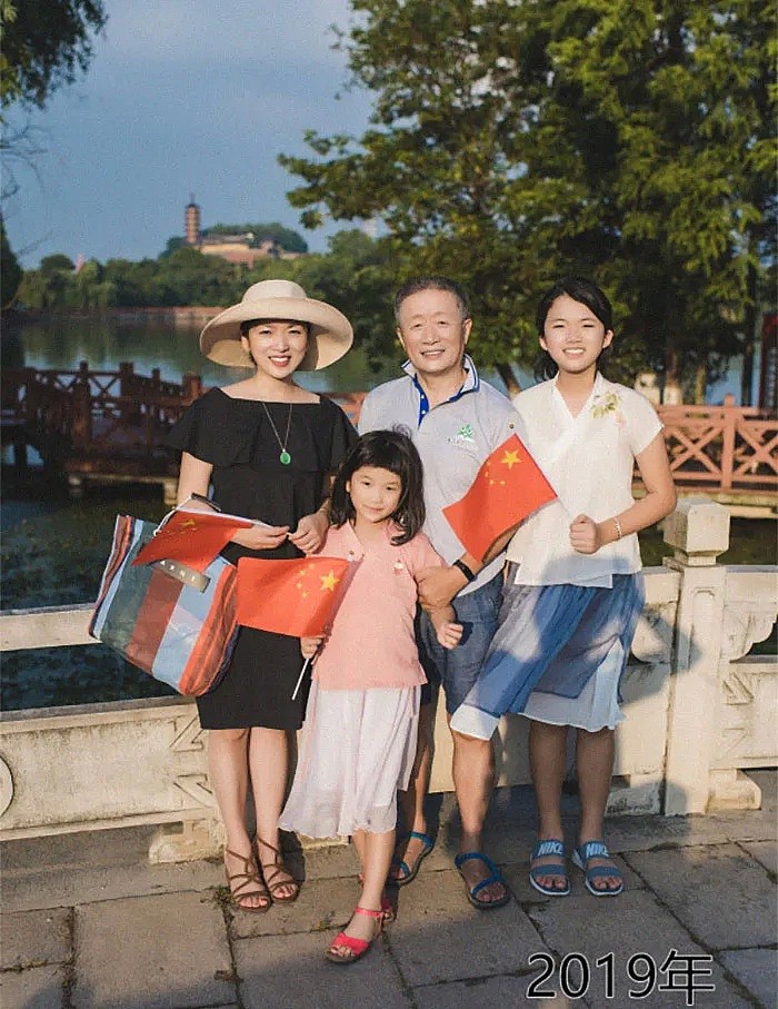 每年在同个地方，中国爸爸和女儿坚持合照40年！外国网友看哭：最爱我的人就这样老了…（组图） - 38