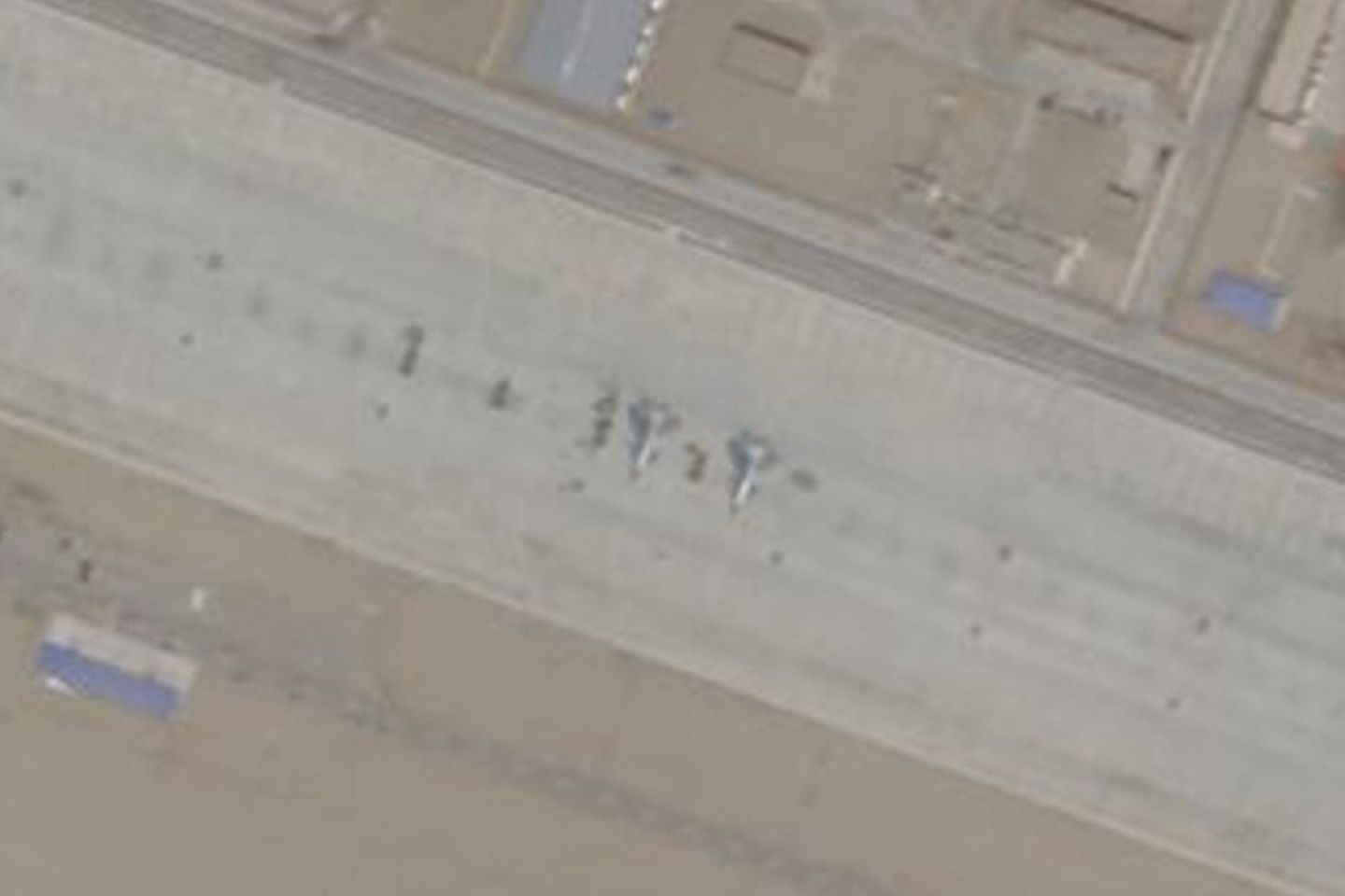 2020年8月初，歼-20战机被部署在新疆和田机场。 （微博@军戈飞扬）