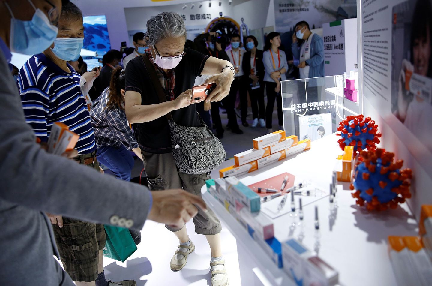 中国生物展出的两个新冠病毒灭活疫苗吸引众多民众观看。 （AP）