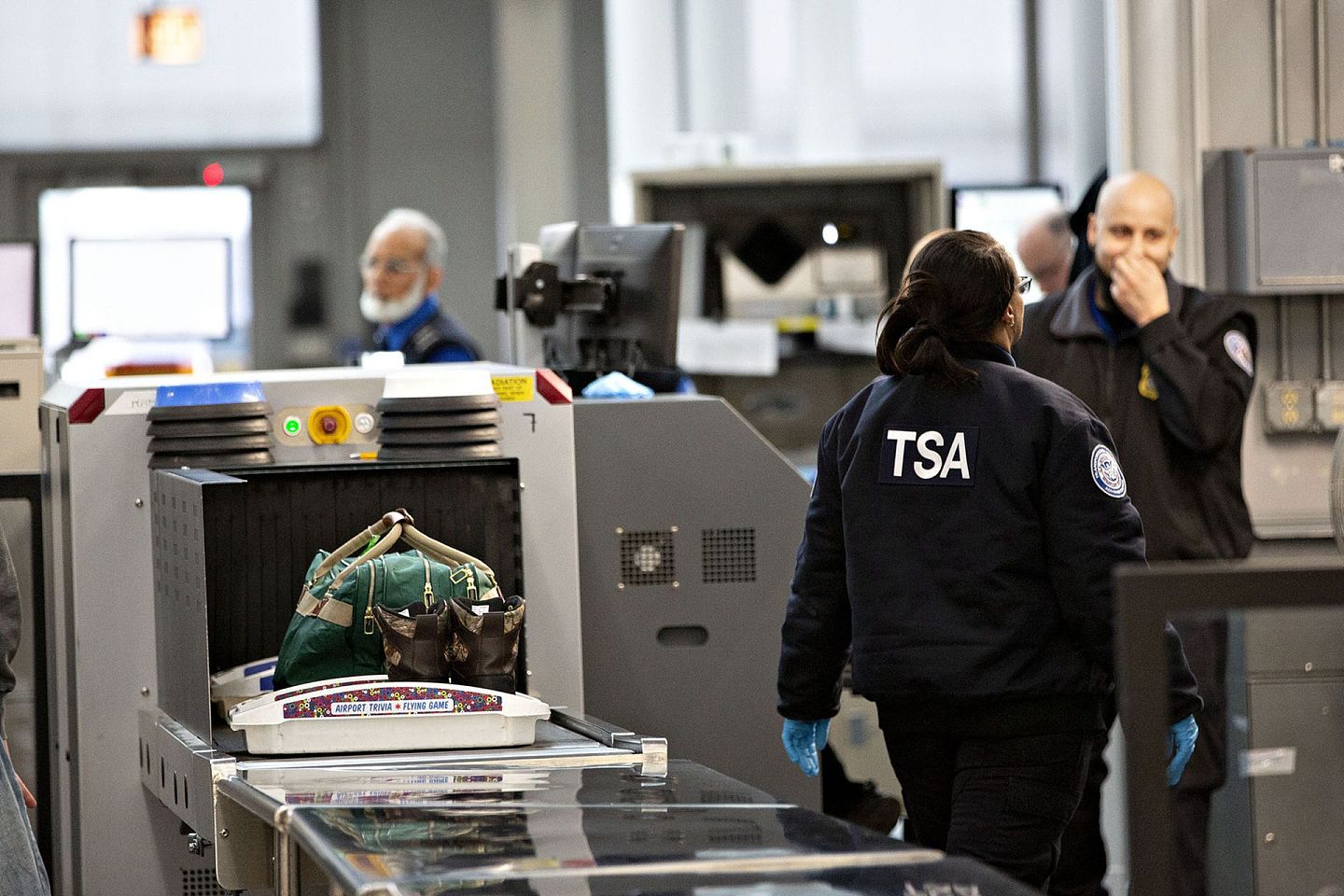 英媒称，美国对中国留学生的出入境检查异常严格。图为美国机场海关人员对行李进行扫描检查。（视觉中国）