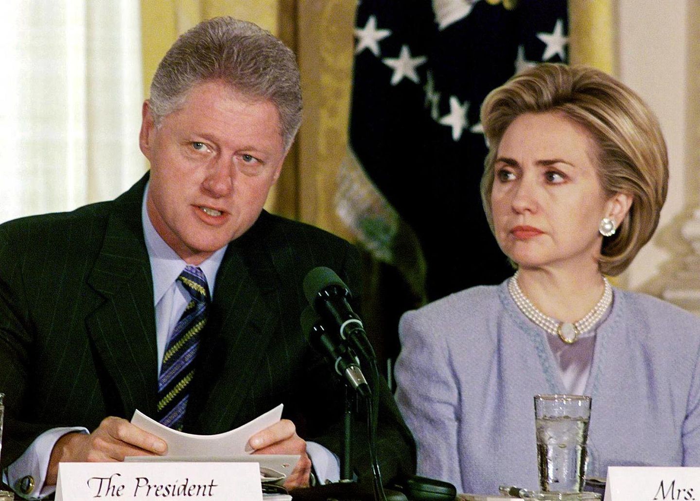 1990年代，中美关系紧张。图为1999年5月美国总统比尔·克林顿（Bill Clinton）（左）就中国驻贝尔格莱德大使馆遭北约炮弹轰炸一事发表声明。（AFP）