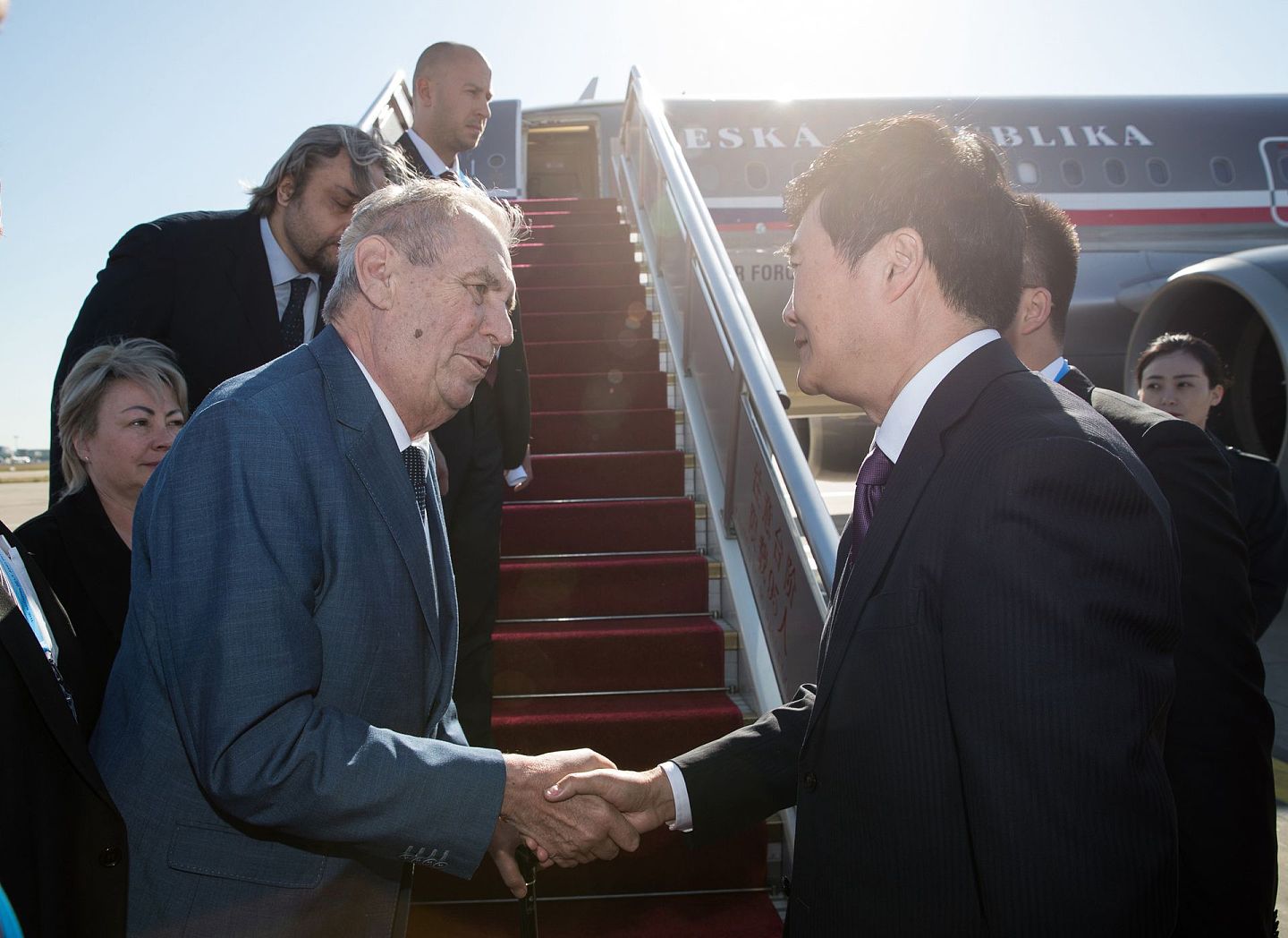 泽曼多次访华，重视与中国合作。图为2019年4月25日，泽曼（左）抵达北京参加第二届一带一路论坛。（新华社）
