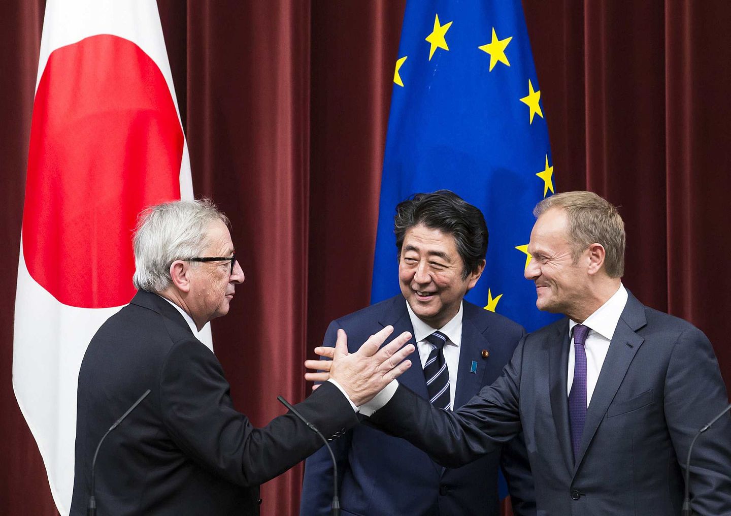 2018年7月17日，日本首相安倍晋三与时任欧盟委员会主席容克（ Jean-Claude Juncker，左）和欧洲理事会主席图斯克（Donald Tusk）签署日欧自贸协定，标志着全球最大的自由贸易区由此诞生。这也看成是欧洲维持自己在印太地区存在的一种努力。（VCG）