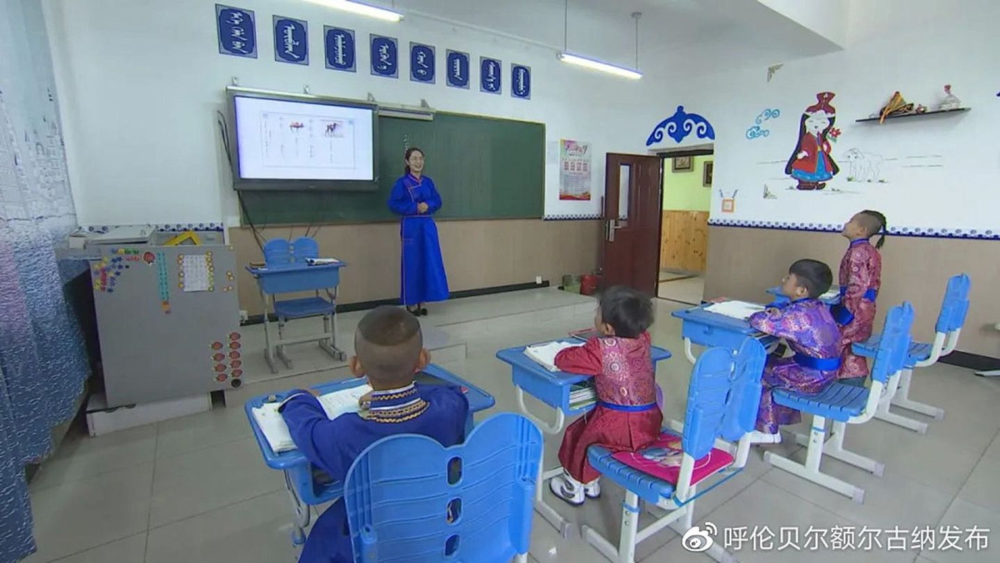 内蒙古民族语言授课学校最近将强化汉语授课的消息，在当地引起反响，不少蒙古族家长和学生举行示威抗议，有的拒绝送小孩入学。 （微博@呼伦贝尔额尔古纳）