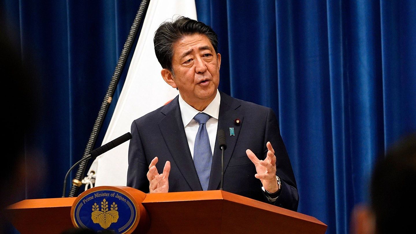 2002年8月28日，日本首相安倍晋三召开记者会，宣布辞去首相一职。（AP）