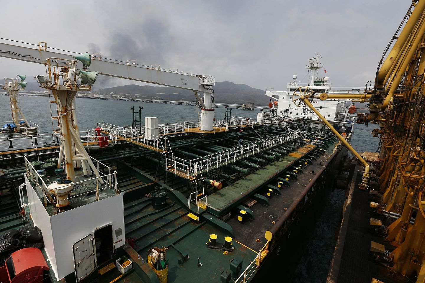 5月25日，伊朗一艘运油船停泊于委内瑞拉港口。 （AP）