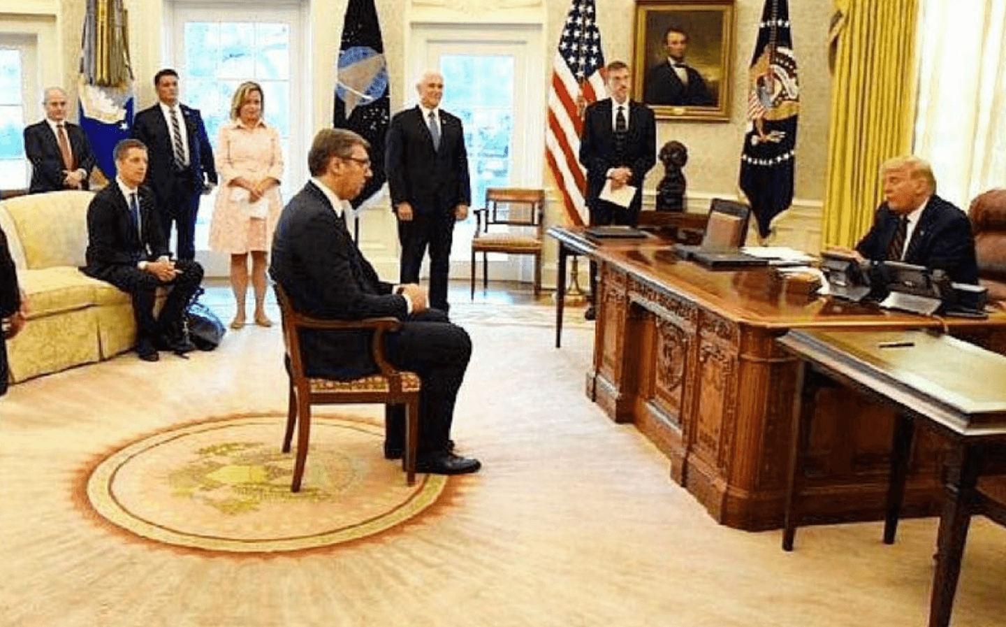 不过，塞尔维亚总统武契奇（右四）在白宫会见美国总统特朗普（右一）的一张照片引发争议。 （Twitter@Gazmend Ahmeti）