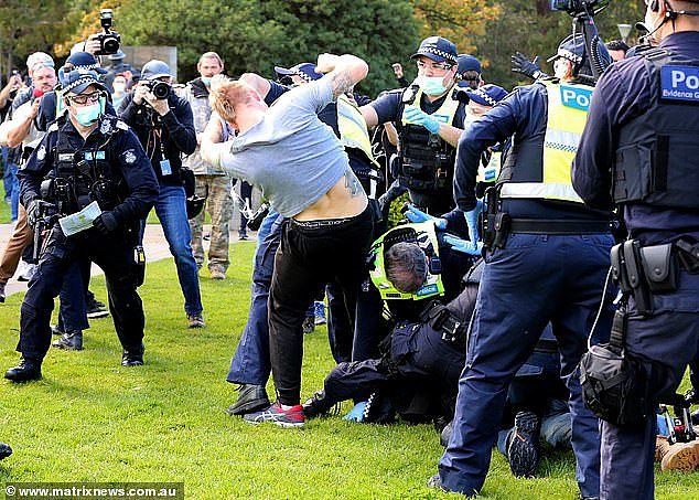 32800698-8704435-Officers_and_Melburnians_fall_to_the_ground_during_dramatic_arre-a-78_1599440175073.jpg,0