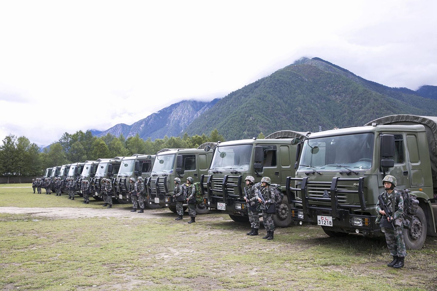 2019年7月20日，西藏林芝，女兵们在运输分队进行训练。（VCG）