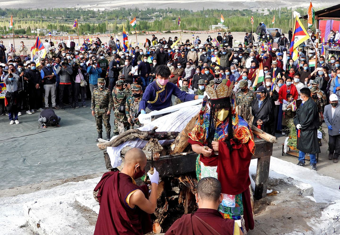 印方为丹增尼玛举行火葬，西藏喇嘛祈福诵经。 （Reuters）