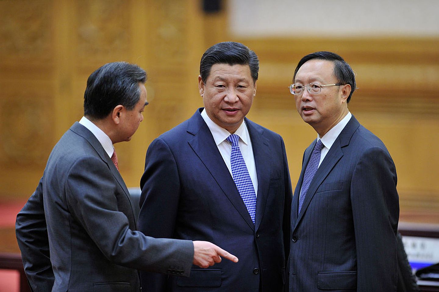 杨洁篪（右）与王毅（左）是目前中国外交体系最高阶官员。 图为2014年11月8日，习近平与二人在等待孟加拉总统哈米德（Abdul Hamid）到访时相互交谈。 （Getty）