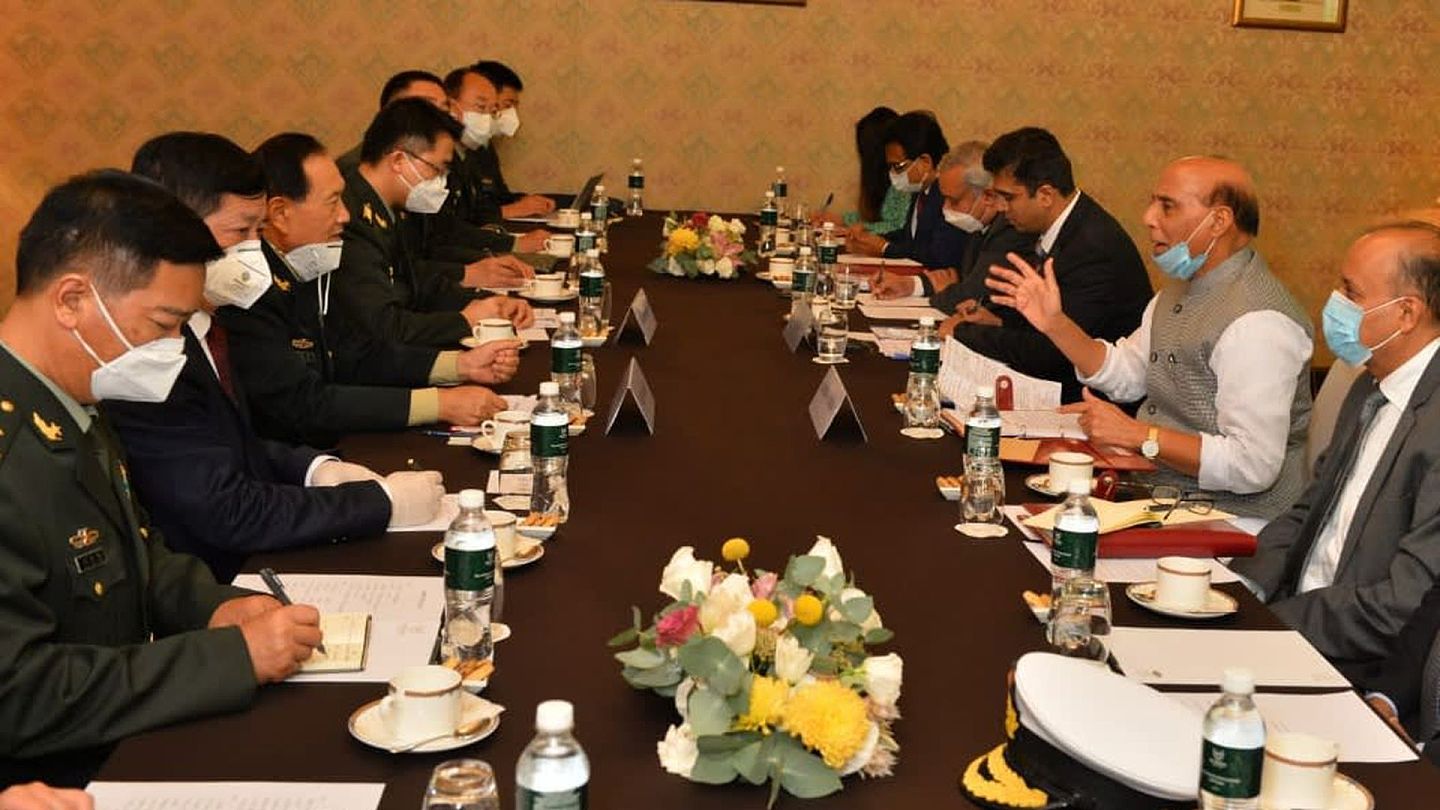 9月4日，中国国防部长魏凤和（左中）与印度防长辛格（Rajnath Singh，右中）在莫斯科出席上合会议期间举行双边会晤，是为两国6月加勒万峡谷流血冲突以来最高级别会晤。（印度国防部）