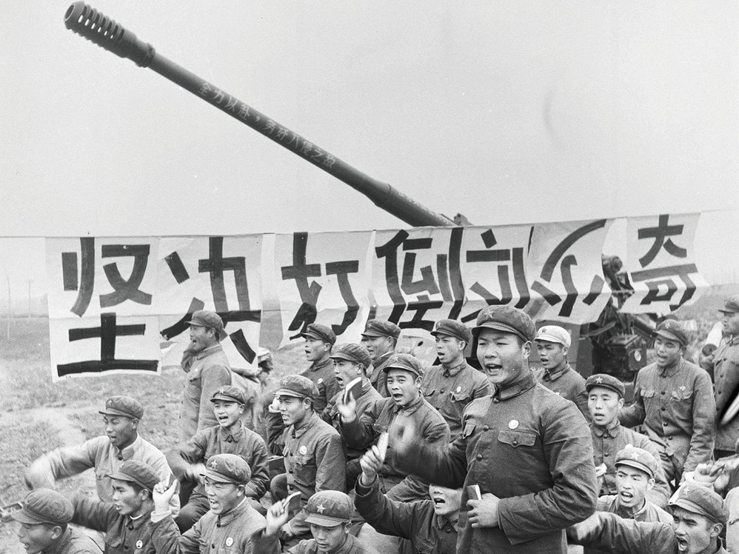 文革时期，北京空军高炮某部全体指战员表态“坚决打倒刘少奇”。（视觉中国）