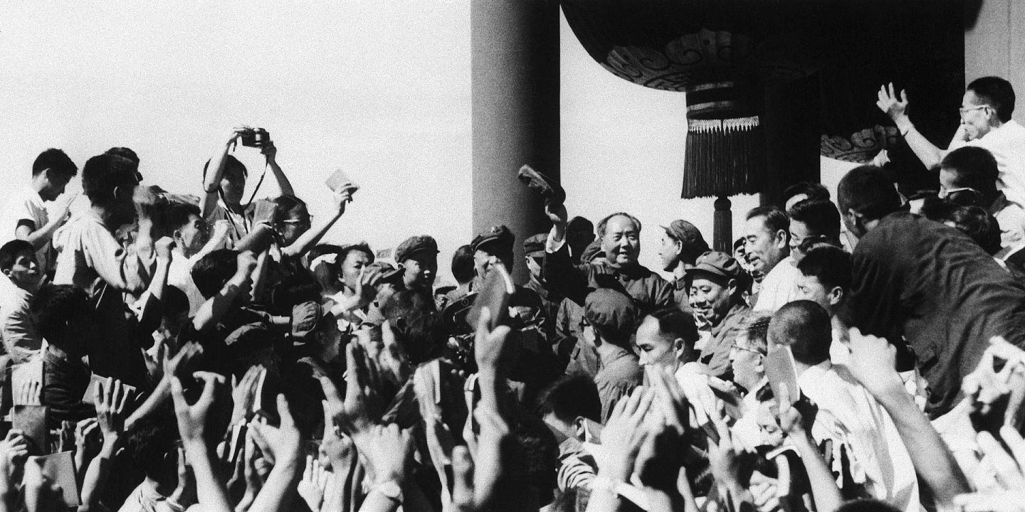 1966年8月31日，北京，文革时期，毛泽东在天安门城楼上对红卫兵们挥手致意。（VCG）