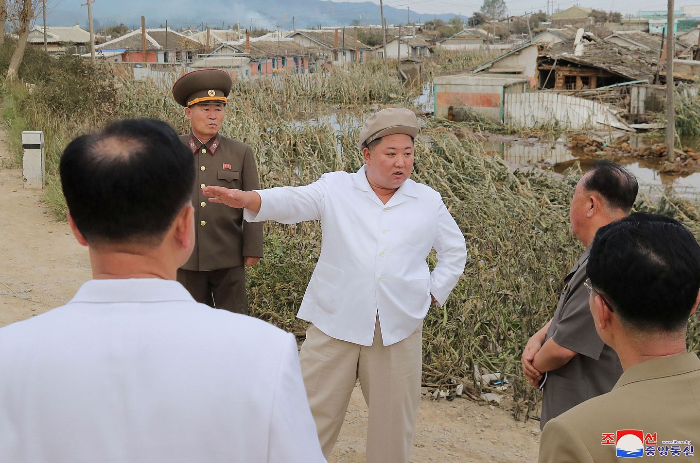 朝鲜最高领导人金正恩（中）9月5日前往受台风“美莎克”（Maysak）吹袭的咸镜南道灾区视察并主持召开中央委员会政务局扩大会议。（Reuters）