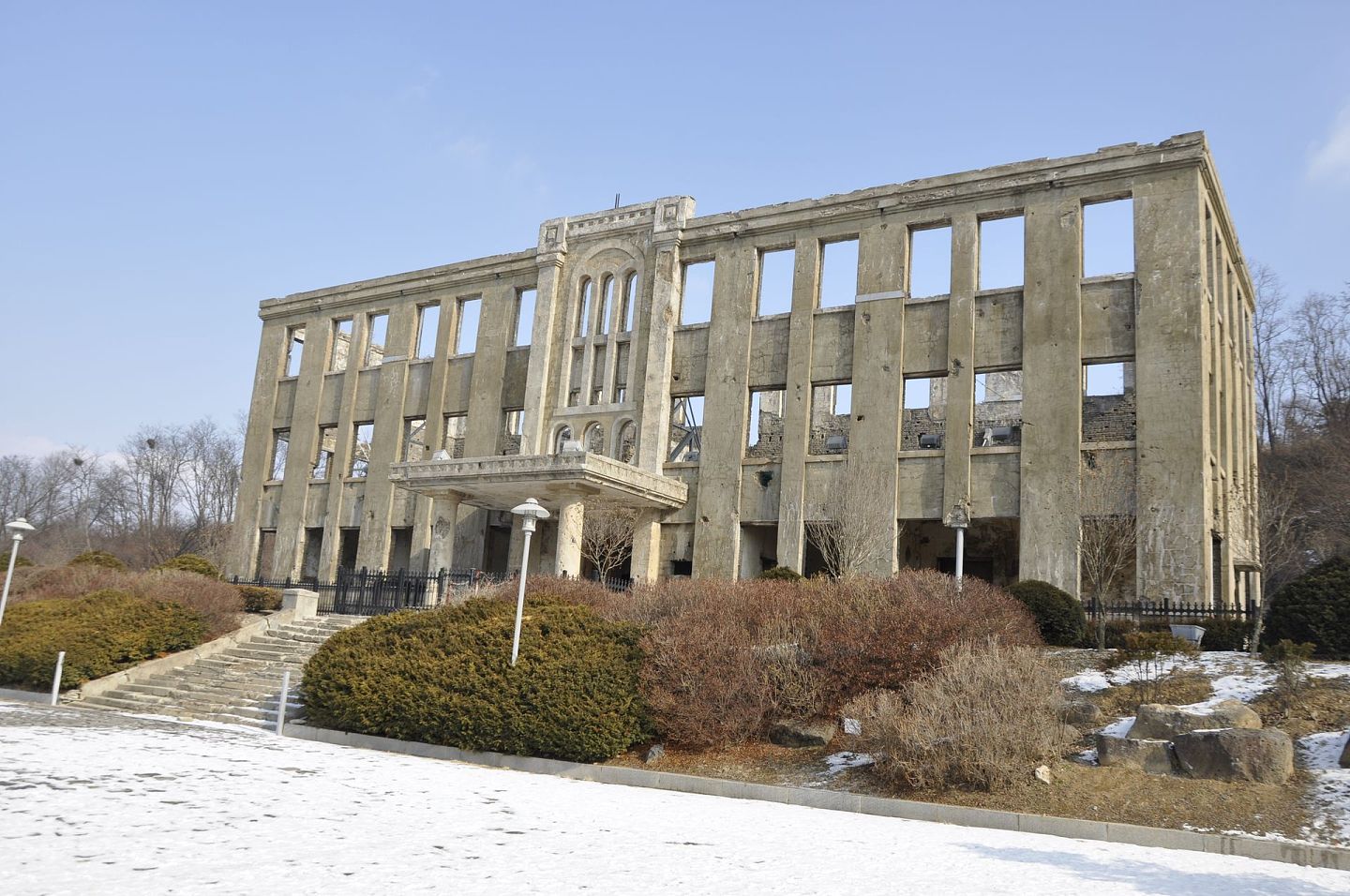 铁原郡朝鲜劳动党大厦遗迹。（李枏供图）