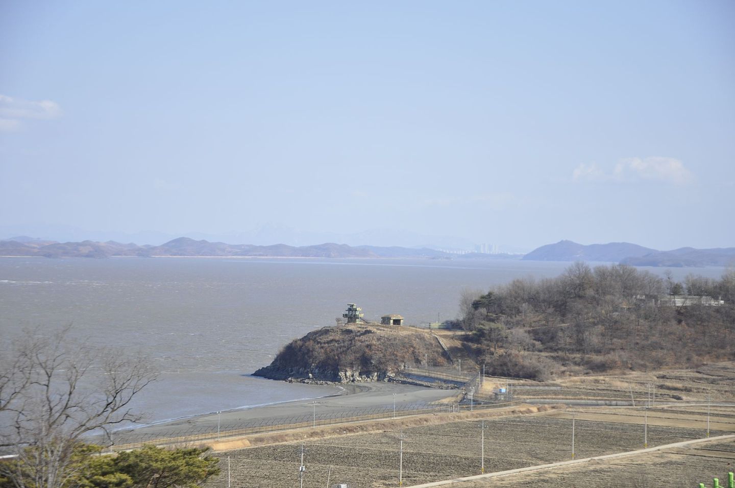三八线最西部江华岛和平展望台附近的韩方哨所。（李枏供图）