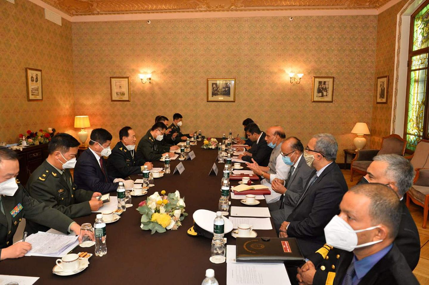 中国防长魏凤和与印度防长辛格（Rajnath Singh）9月4日在莫斯科举行了会晤。印度军方公布了辛格和魏凤和9月4日会晤的现场图。（Twitter@SpokespersonMoD）
