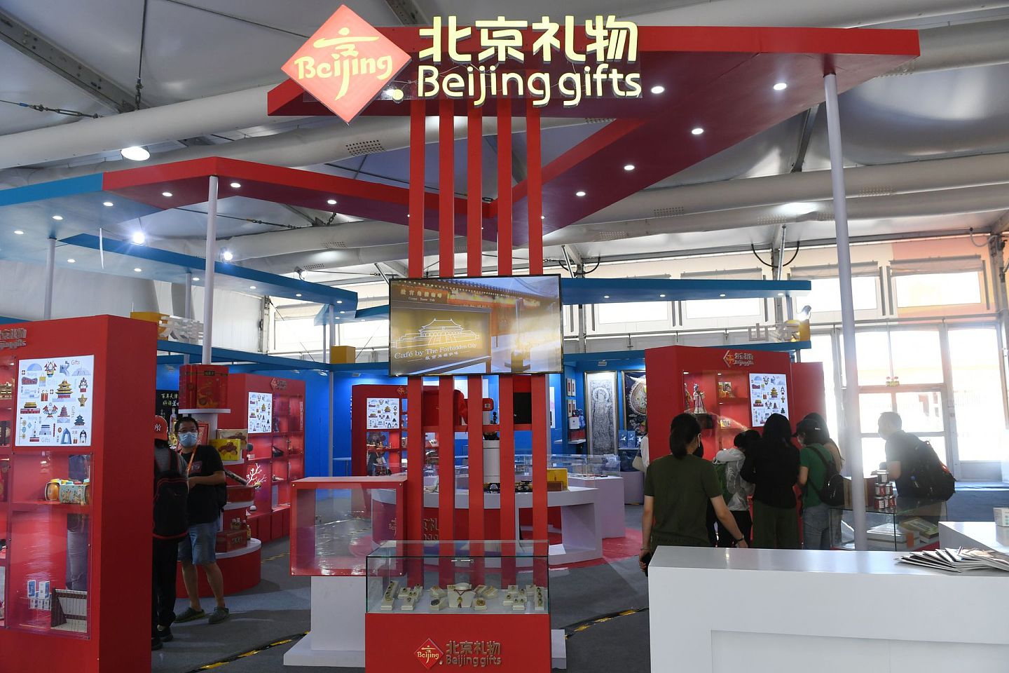 2020年中国国际服务贸易交易会将于9月4日至9日在北京举行。图为9月3日，受邀媒体记者来到位于北京奥林匹克公园中轴景观大道的专题展区进行探访。（新华社）