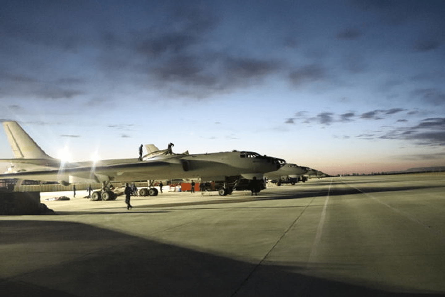 中部战区空军高原驻训，轰-6系列轰炸机和运-20运输机同框现身。（微博@中部战区发布）