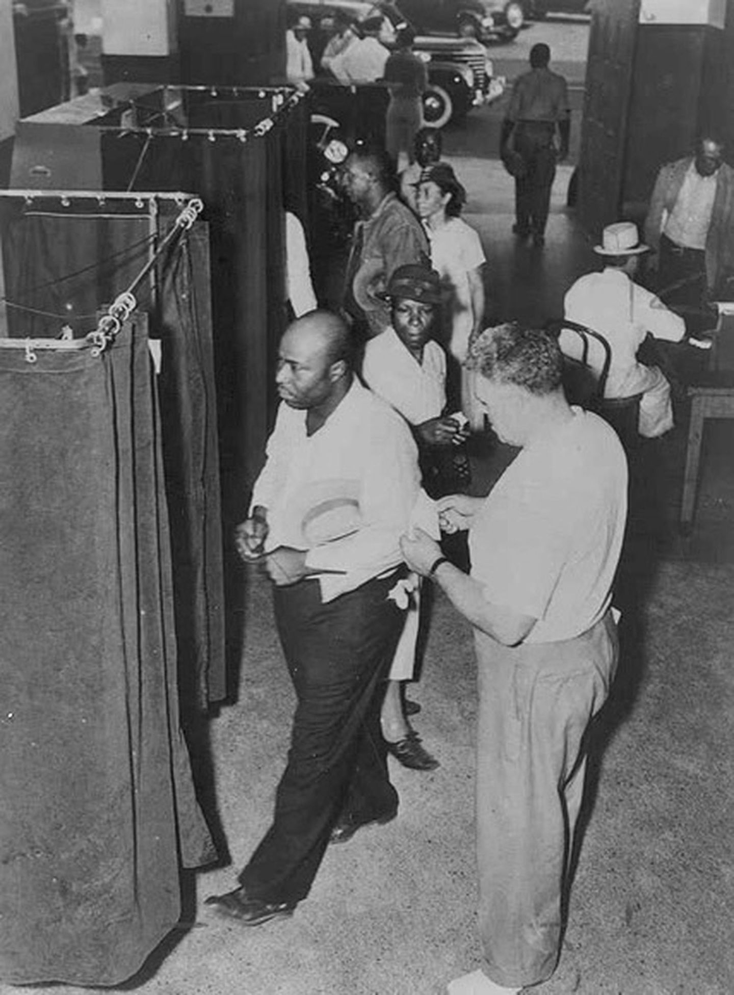 1945年美国大选，黑人选民在投票亭进行投票。（美国国会图书馆，公共领域）