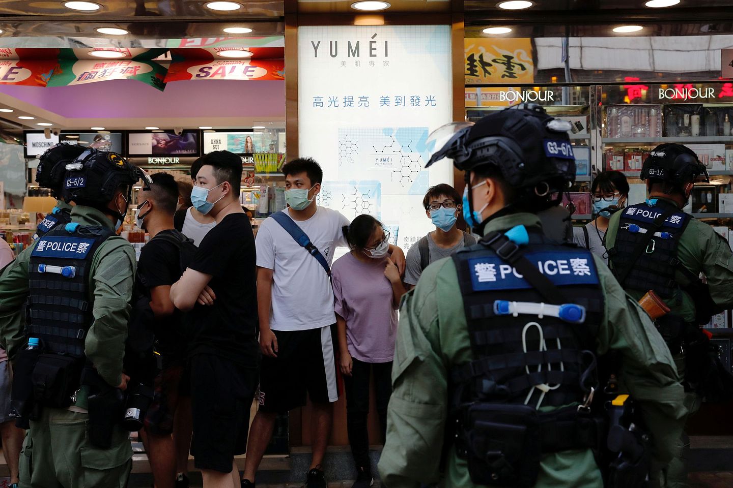 图为2020年9月6日，香港有人发起游行，抗议押后立法会选举，有人被防暴警察截查。 （Reuters）