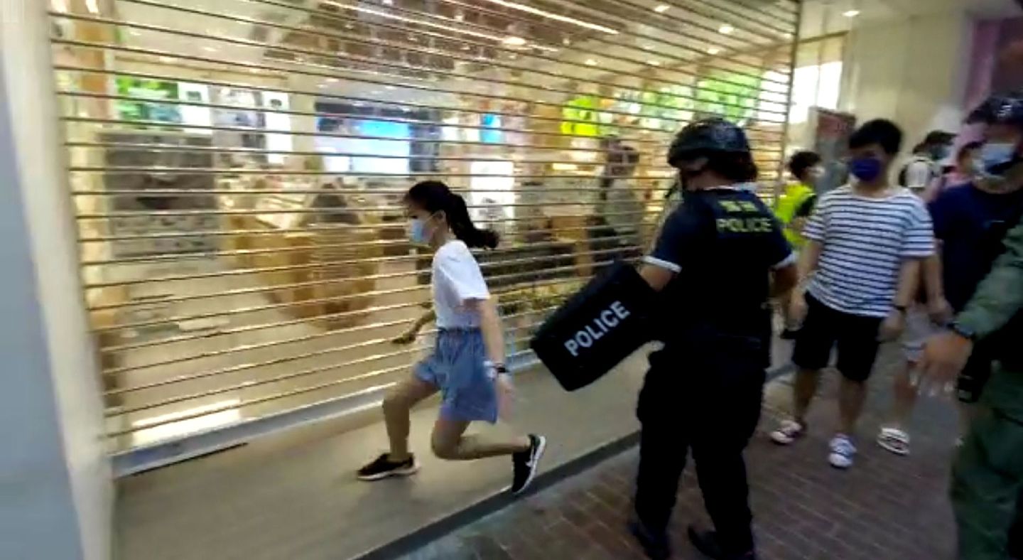 图为2020年9月6日，香港有人发起游行，抗议押后立法会选举，期间一名12岁少女被围捕。 （Reuters）